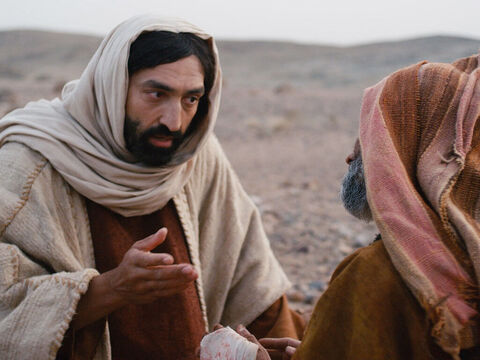 Jésus lui recommanda de ne dire à personne ce qui était arrivé, mais d’aller se faire examiner par un sacrificateur. “Offre le sacrifice exigé par la loi de Moïse pour les lépreux qui sont purifiés”, lui dit-il. “Cela montrera à tous que tu es guéri.” – Numéro de diapositive 10