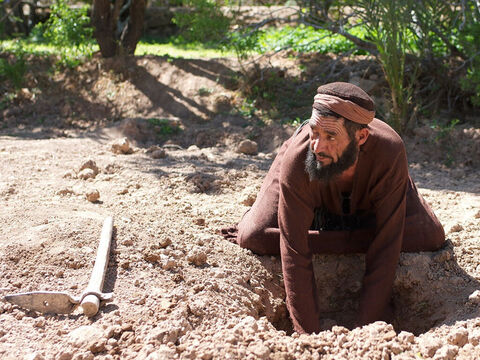 Le troisième serviteur s’en alla, et déterra le talent qu’il avait caché. Il se mit à expliquer: “Maître, je savais que tu exigerais les profits que j’aurais faits. J’avais peur, alors j’ai caché ton talent dans la terre. Le voici.” – Numéro de diapositive 14