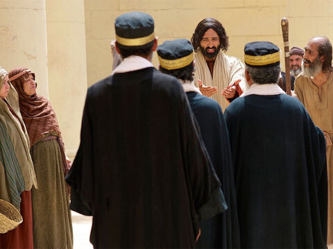 Jésus conclut en disant: “Je vous le dis, celui-ci descendit dans sa maison justifié devant Dieu, plutôt que l’autre. Car quiconque s’élève sera abaissé, et celui qui s’abaisse sera élevé.” – Numéro de diapositive 8