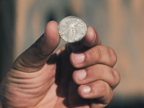 “... tu trouveras une pièce d’un shekel (ou quatre drachmes) en argent.” – Numéro de diapositive 7