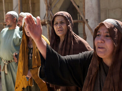 Tous furent saisis de crainte, et ils glorifiaient Dieu en disant: “Un grand prophète a paru parmi nous, et Dieu a visité son peuple.” La nouvelle de ce miracle extraordinaire se répandit dans toute la Judée et dans tout le pays d’alentour. – Numéro de diapositive 13