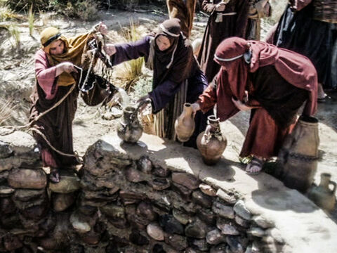 Les Samaritains constituaient une ethnie de Juifs qui s’étaient autrefois mariés avec des personnes d’autres peuples. Les Juifs ne permettaient pas aux Samaritains d’adorer avec eux ni d’avoir quoi que ce soit à voir avec eux. En général, les Juifs ne passaient pas par la Samarie lors de leurs déplacements. Il y avait une histoire de querelles et de rancunes entre les Juifs et les Samaritains, et ils ne se parlaient pas. – Numéro de diapositive 2