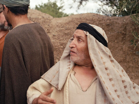 Tandis qu’ils faisaient route vers Jérusalem, Jésus et ses disciples se trouvaient dans une grande foule alors qu’ils traversaient la ville de Jéricho. Zachée, qui habitait là, voulait voir Jésus à son passage. Mais comme il était de petite taille, il ne pouvait y parvenir. – Numéro de diapositive 1