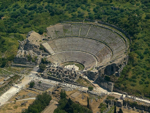 «Lorsque le tumulte eut cessé, Paul fit venir les disciples et les encouragea, puis il prit congé d'eux et partit pour la Macédoine.» (Actes 20:1). Voilà à quoi ressemble l'amphithéâtre aujourd'hui. – Numéro de diapositive 16