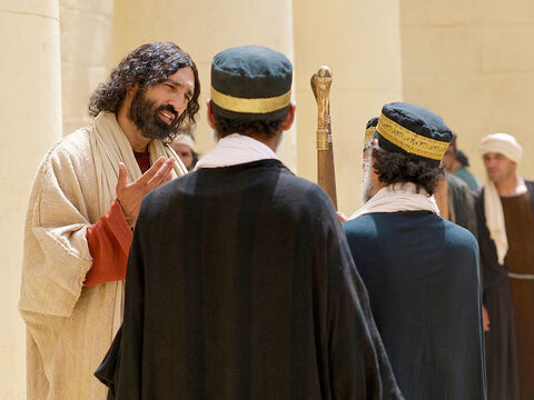 Jésus conclut en disant: “À ton avis, lequel de ces trois a agi comme le prochain de l’homme qui avait été attaqué par les brigands?” Le docteur de la loi répondit: “C’est celui qui a exercé la miséricorde envers lui.” – Numéro de diapositive 28