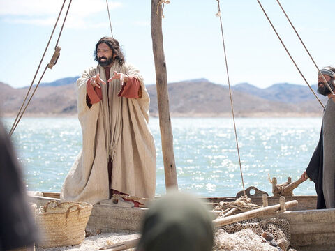 Jésus se trouvait au bord de la Mer de Galilée, de très grandes foules se massaient autour de lui, désireuses d’entendre ce qu’il avait à dire. Aussi Jésus monta-t-il dans une barque amarrée près du rivage tandis que la foule se tenait au bord de l’eau. Alors Jésus leur raconta cette parabole. – Numéro de diapositive 1