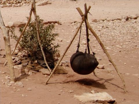 Le vin pouvait être conservé jusqu’à un an dans des outres faites de peaux d’animaux. Laissé à l’air libre, il se transformait en vinaigre. Les Gabaonites apportèrent de vielles outres à Josué (Josué 9:4). – Numéro de diapositive 21