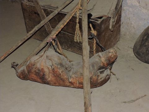Au fil du temps, ces outres se sont détériorées et sont devenues impropres à l’usage. Jésus a souligné la folie de mettre du vin nouveau dans de vieilles outres. Le vin nouveau aurait fait éclater les vieilles outres (Luc 5 : 36–39). – Numéro de diapositive 22