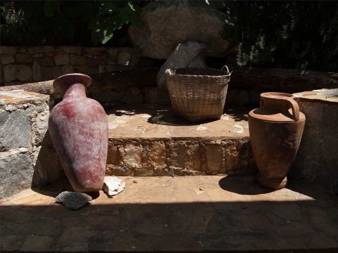 Les jarres à vin étaient souvent bouchées avec de l’argile crue. Parfois, on y versait de l’huile d’olive. – Numéro de diapositive 23